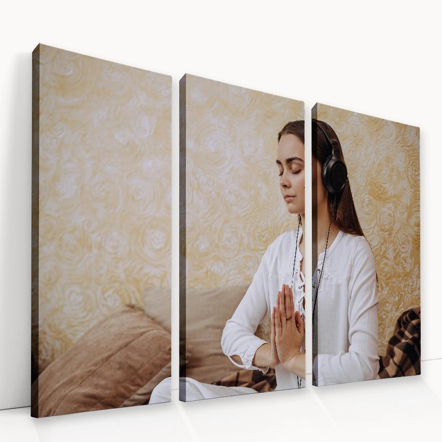 Dekle v meditaciji s slušalkami - slika 8