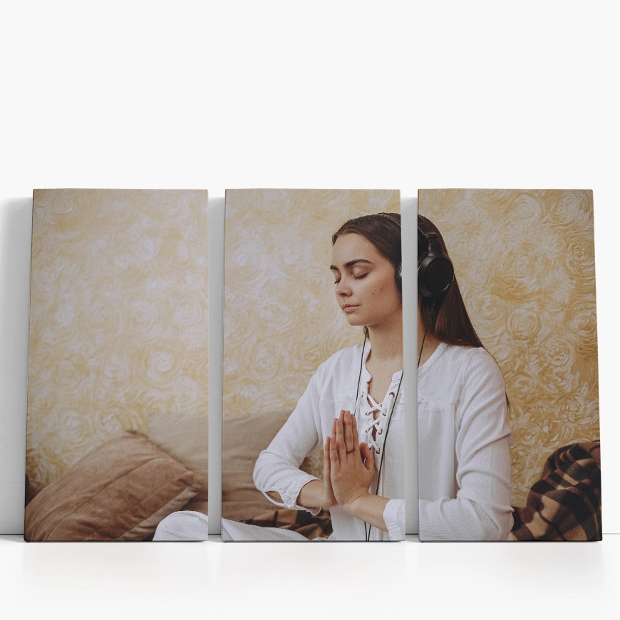 Dekle v meditaciji s slušalkami - slika 7