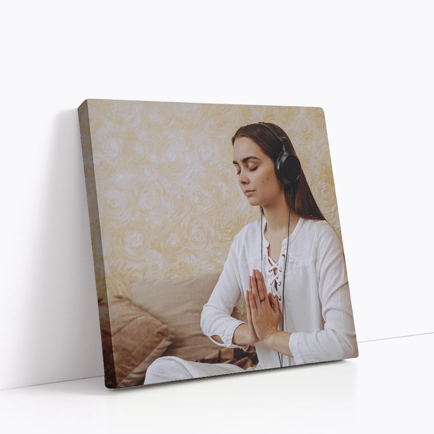 Dekle v meditaciji s slušalkami - slika 6