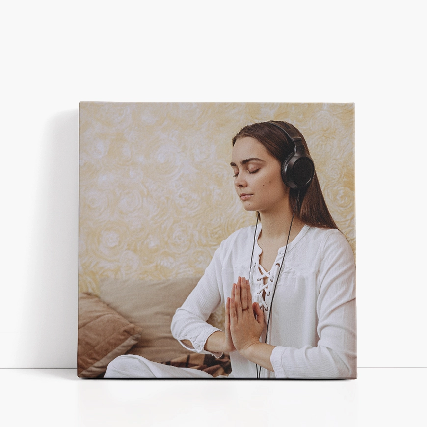 Dekle v meditaciji s slušalkami - slika 5