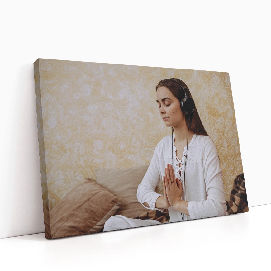 Dekle v meditaciji s slušalkami - slika 4