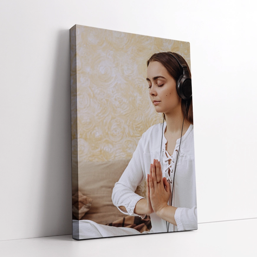 Dekle v meditaciji s slušalkami - slika 3